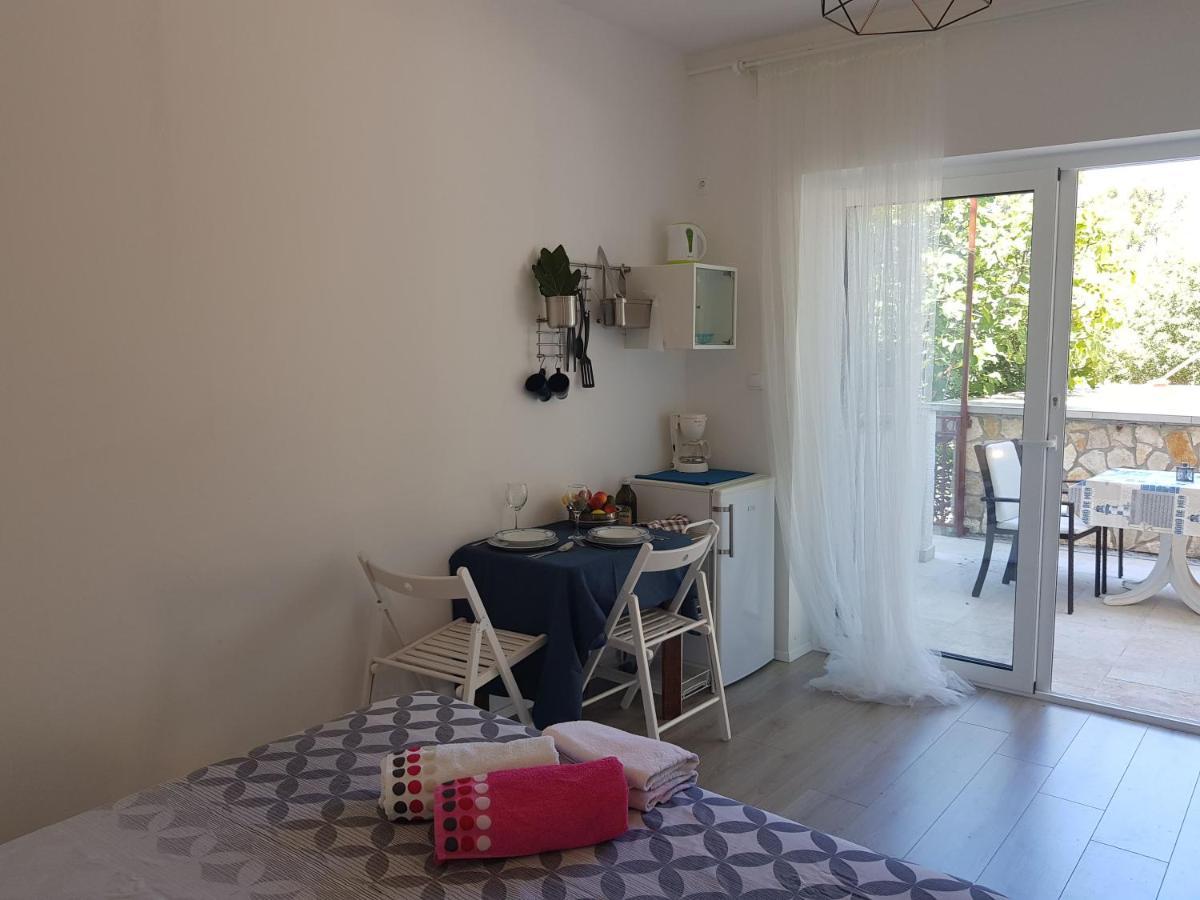 Apartmani Elena Malinska Zewnętrze zdjęcie