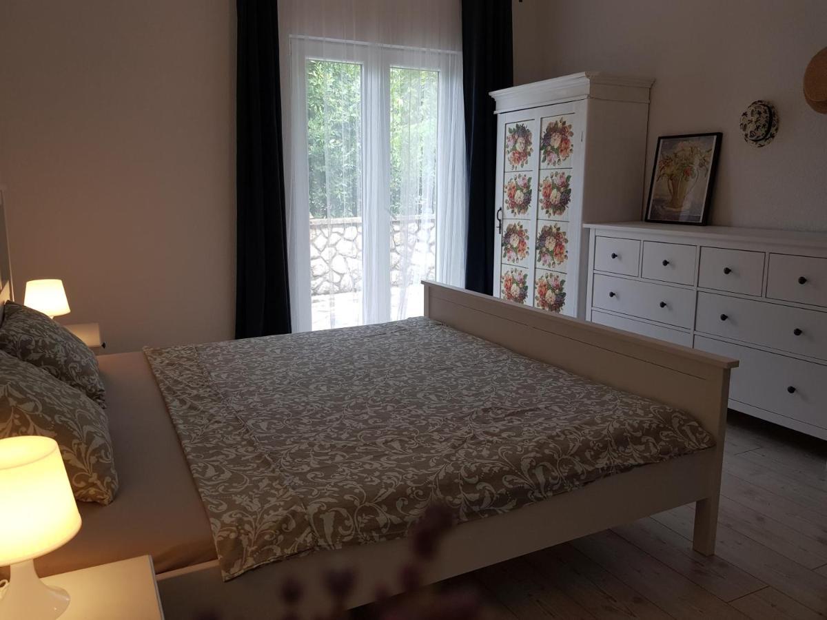 Apartmani Elena Malinska Zewnętrze zdjęcie