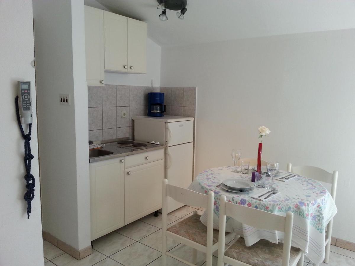 Apartmani Elena Malinska Zewnętrze zdjęcie