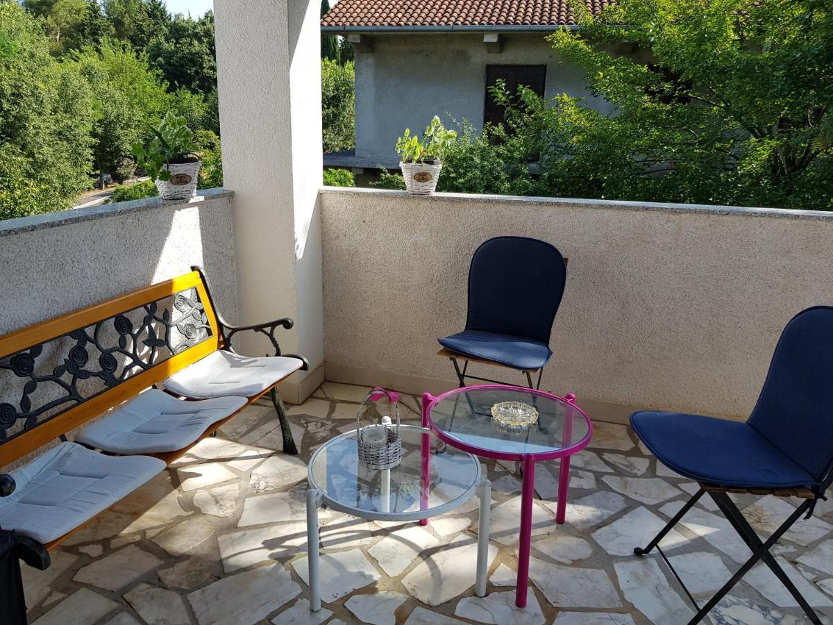 Apartmani Elena Malinska Zewnętrze zdjęcie