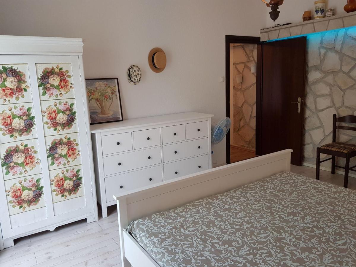 Apartmani Elena Malinska Zewnętrze zdjęcie