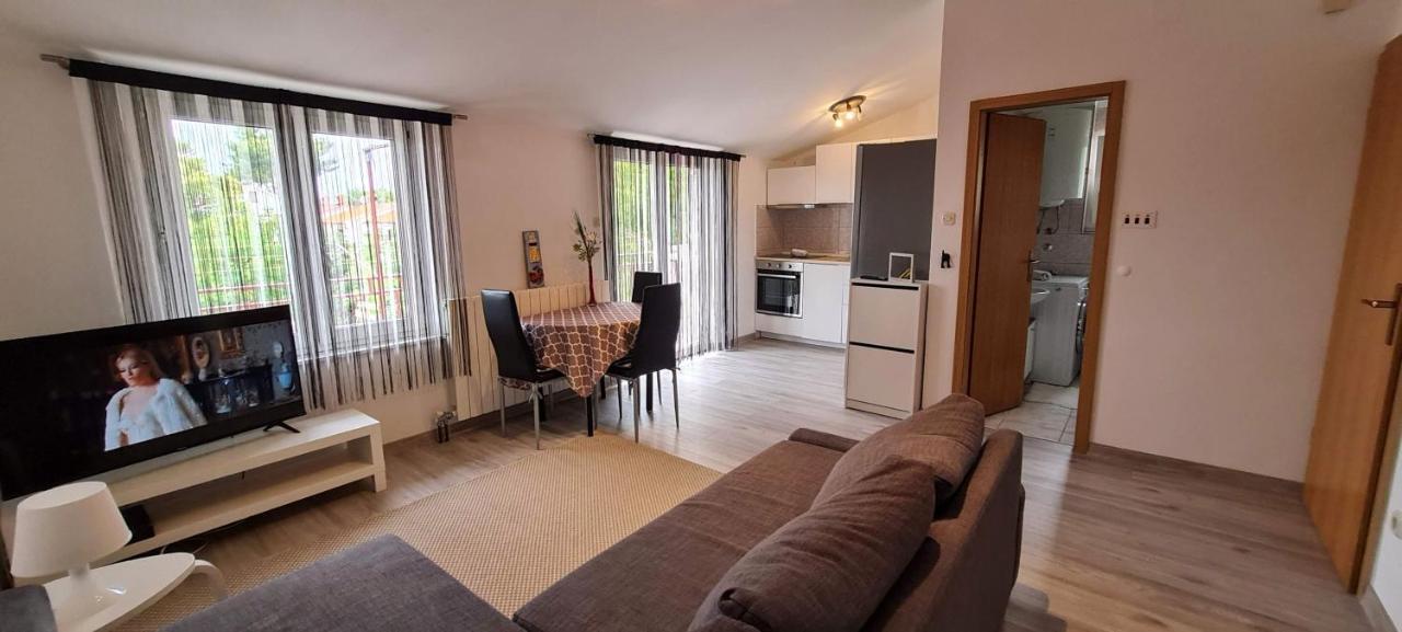 Apartmani Elena Malinska Zewnętrze zdjęcie