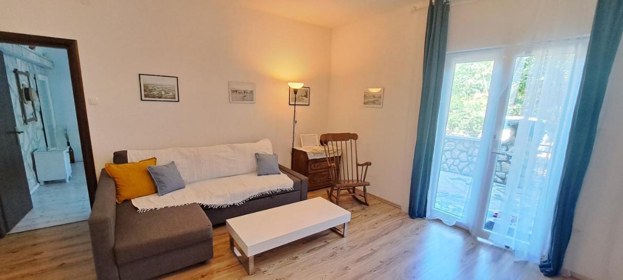 Apartmani Elena Malinska Zewnętrze zdjęcie